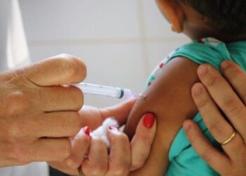 Não vacinar uma criança é um ato de negligência, afirma ministro da Saúde
