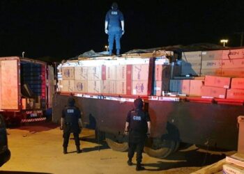 PM apreende 3 caminhões carregados de cigarros ilegais, em Goiânia