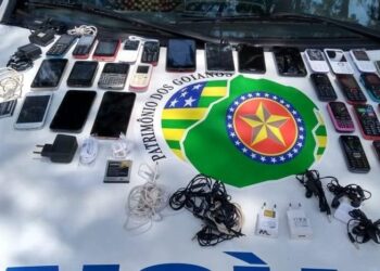PM flagra homem tentando entrar em presídio com 28 celulares, em Anápolis