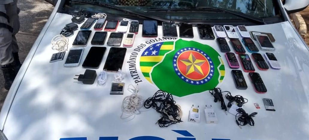 PM flagra homem tentando entrar em presídio com 28 celulares, em Anápolis