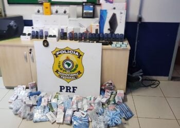 PRF apreende cerca de 30 mil reais em mercadoria eletrônica ilegal, em Valparaíso