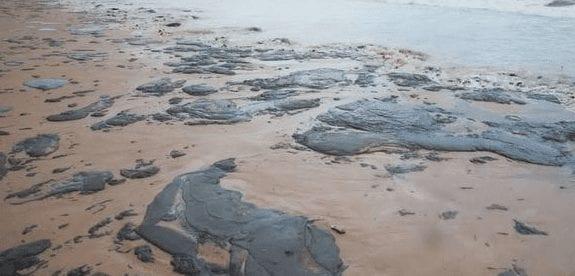 Sergipe declara situação de emergência por óleo nas praias e aguarda Salles