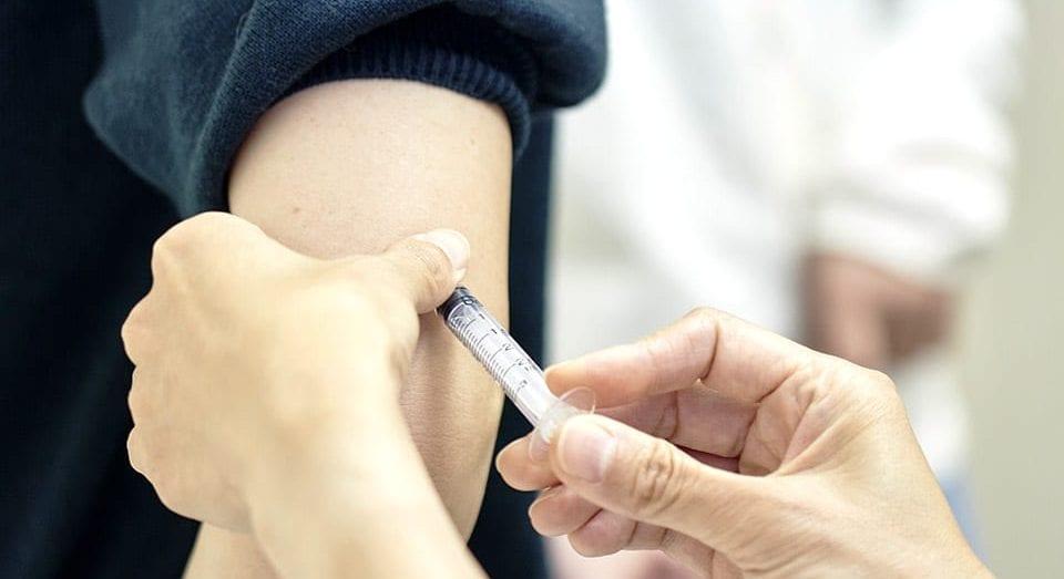 Só um em cada cinco meninos no País tomou as duas doses da vacina contra o HPV