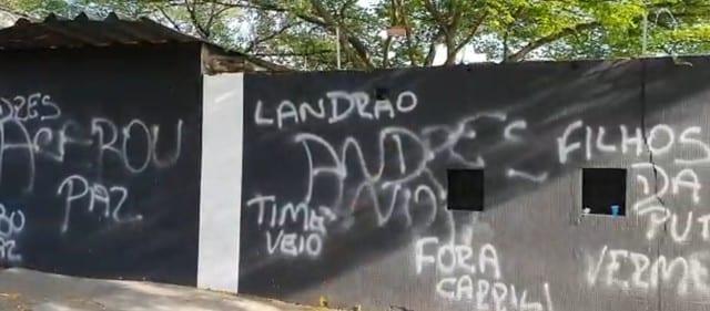 Torcedores do Corinthians tentam invadir hotel em Maceió e picham muro em SP
