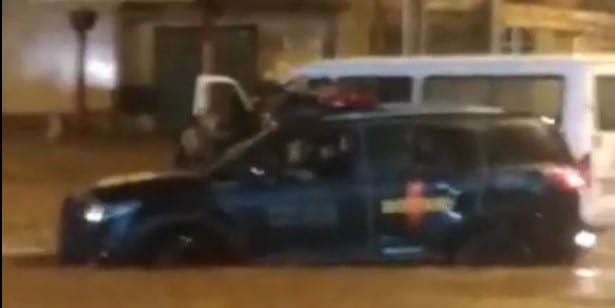 Van quebra e passageiros ficam ilhados durante forte chuva, em Luziânia; veja vídeo