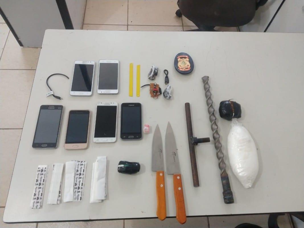 Vigilante Penitenciário é flagrado repassando facas, celulares e drogas para detentos