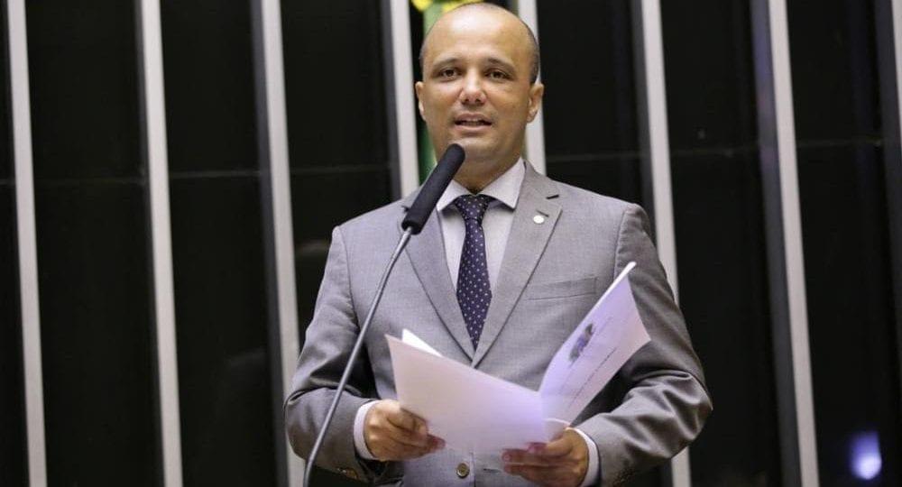 Vitor Hugo apresenta nova lista para nomear Eduardo como líder do PSL