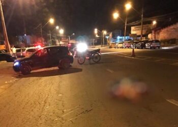 Acidente entre carro e moto deixa mulher morta e marido em estado grave, em Goiânia