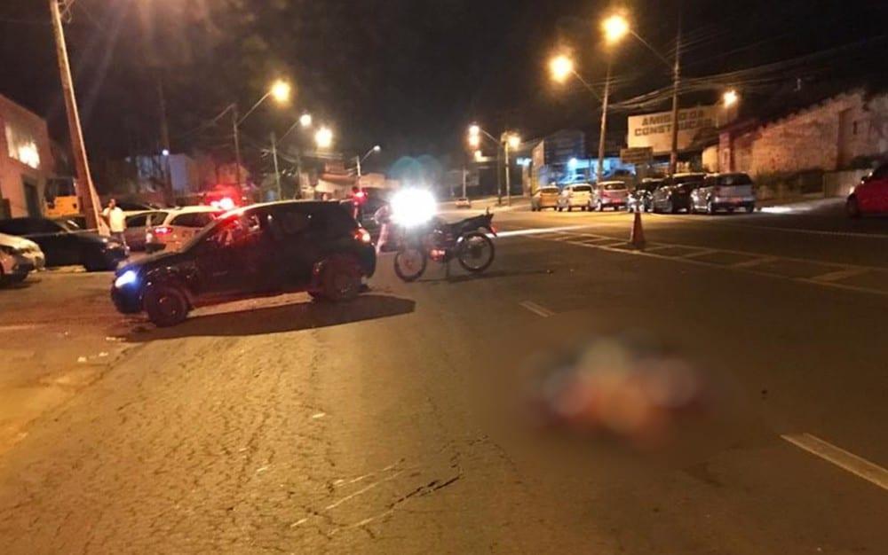 Acidente entre carro e moto deixa mulher morta e marido em estado grave, em Goiânia
