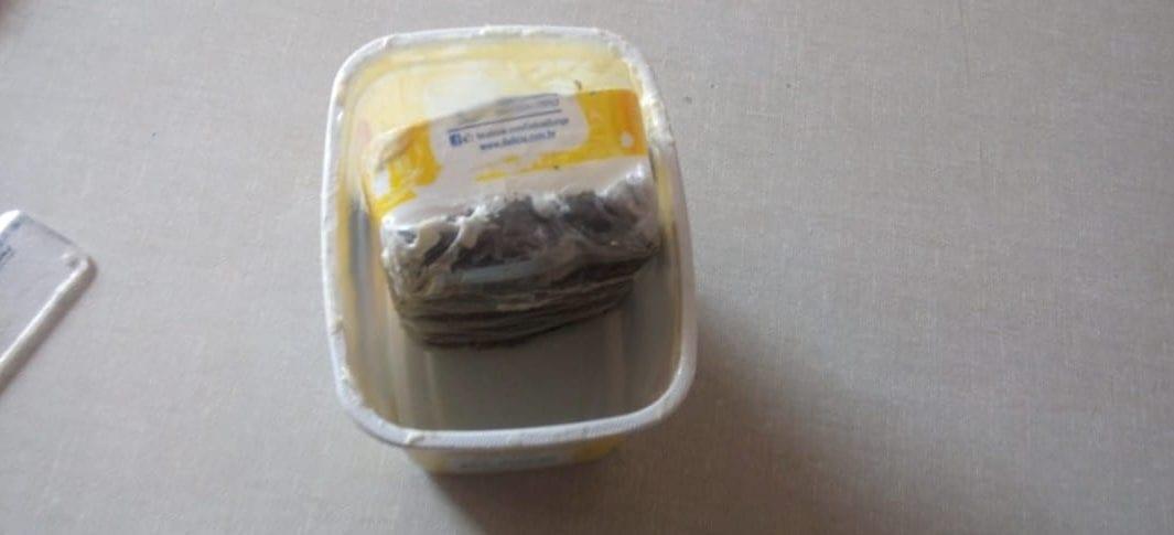 Agente encontra droga em fundo falso de pote de margarina, em Buriti Alegre