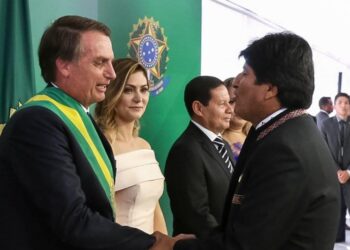 Após renúncia de Evo, Bolsonaro defende voto impresso no Brasil