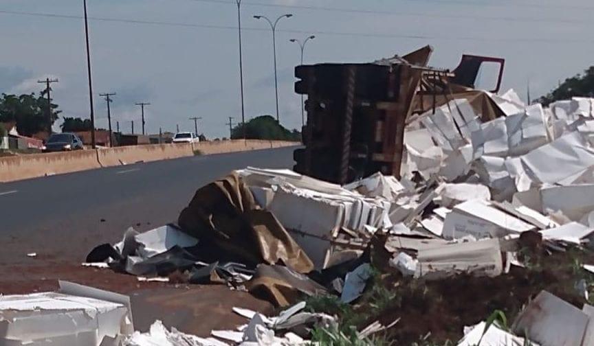 Caminhão carregado de gesso tomba e danifica passarela na BR-060, em Rio Verde