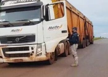 Caminhão com 17,5 toneladas de excesso de peso é retido, em Rio Verde