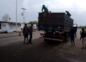 Caminhão é flagrado transportando 12 pessoas junto a carga de milho, em Anápolis