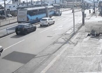 Caminhonete causa acidente ao invadir pista do Eixo Anhanguera, em Goiânia