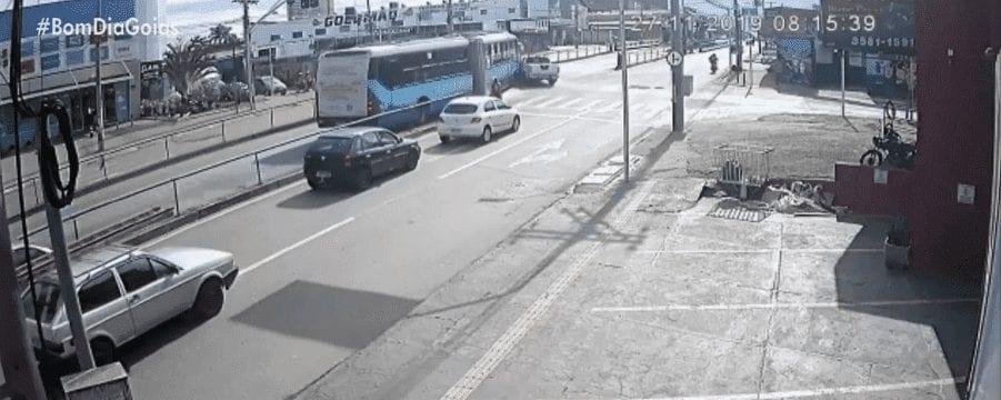 Caminhonete causa acidente ao invadir pista do Eixo Anhanguera, em Goiânia