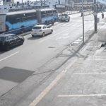 Caminhonete invade corredor do Eixo Anhanguera, em Goiânia, e atinge ônibus
