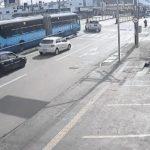 Caminhonete invade corredor do Eixo Anhanguera, em Goiânia, e atinge ônibus