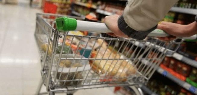 Confiança do consumidor cai 0,5 ponto em novembro ante outubro, revela FGV