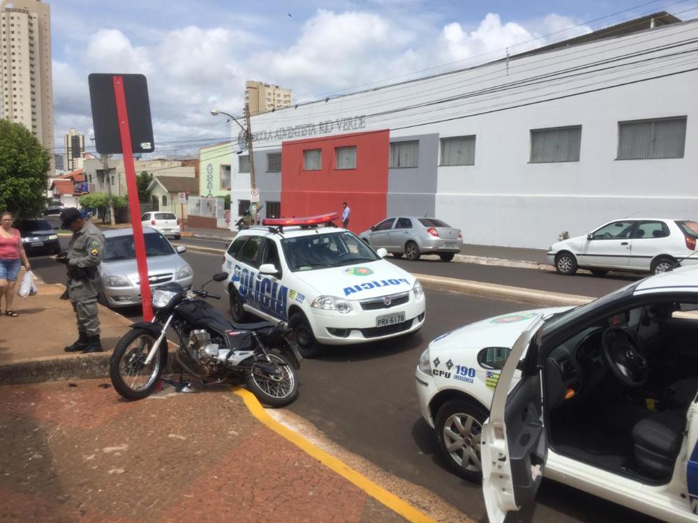 Em fuga, jovem perde controle da direção e bate em placa de sinalização, em Goiás