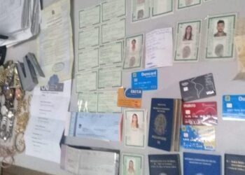 Estelionatária é presa com documentos falsos e cartões de crédito, em Aparecida
