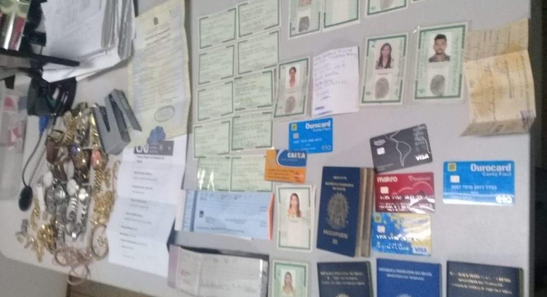 Estelionatária é presa com documentos falsos e cartões de crédito, em Aparecida