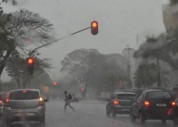Feriado de 15 de novembro chega com alerta de chuvas intensas em Goiás