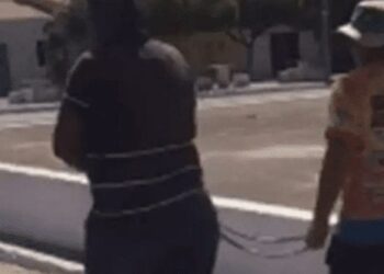 Homem é levado amarrado para a polícia após gastar dinheiro da mulher no bar