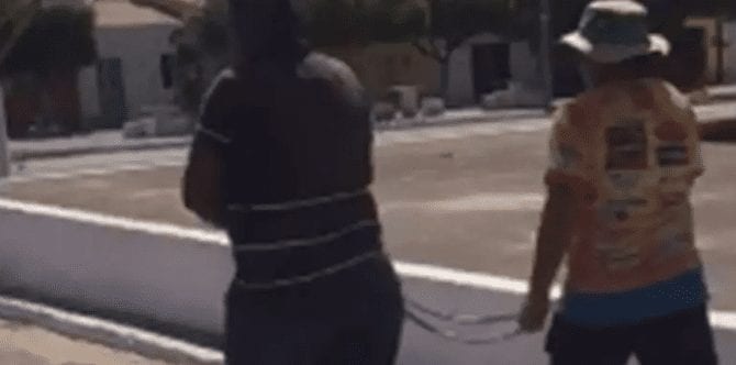 Homem é levado amarrado para a polícia após gastar dinheiro da mulher no bar