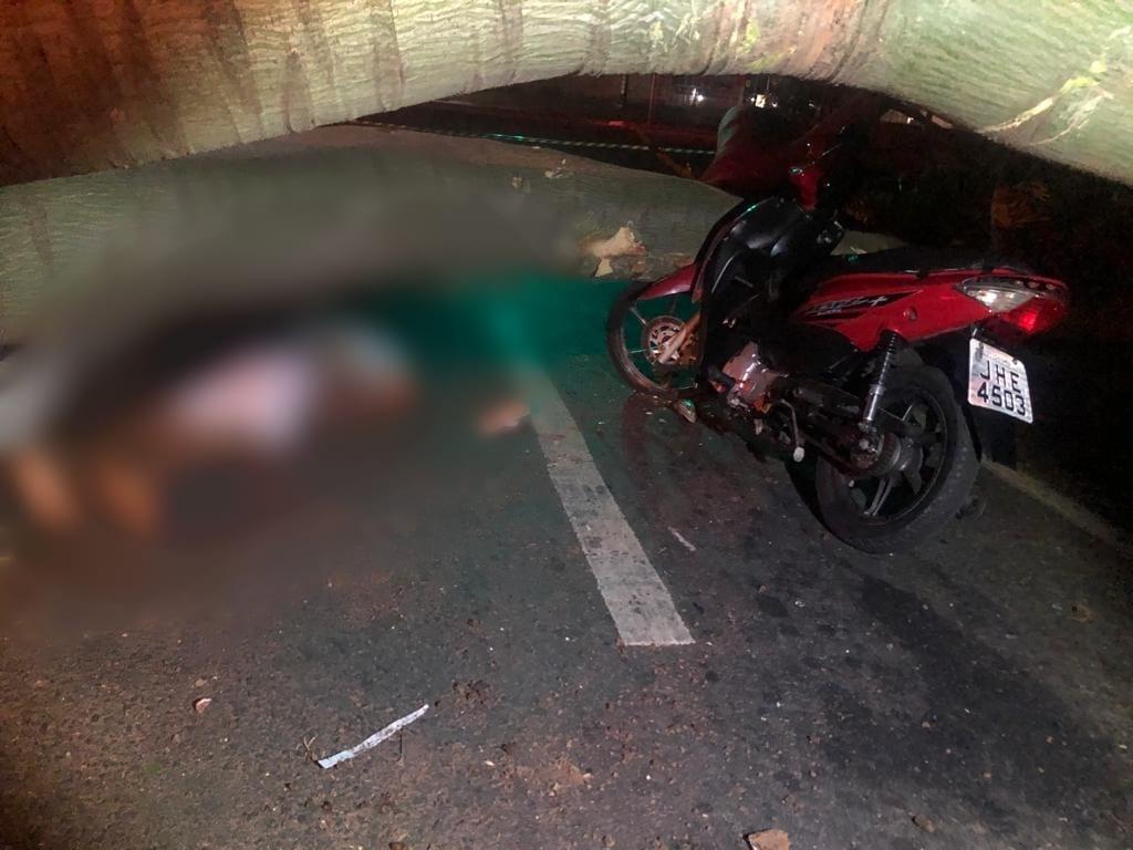 Motociclista morre após chocar contra árvore caída na pista, em Goiânia