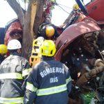 Motorista sobrevive preso às ferragens após bater em árvore, em Goiânia