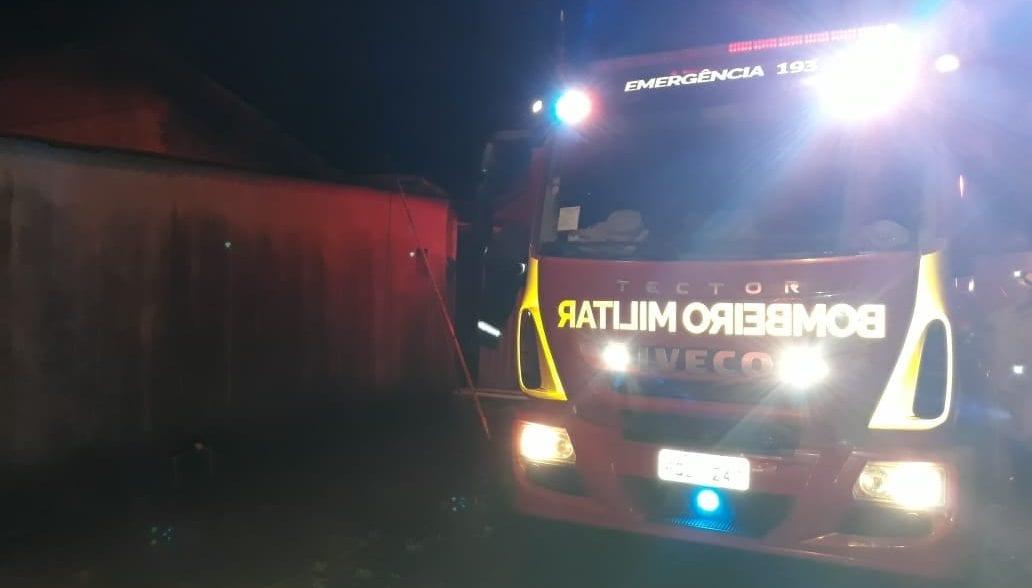 Mulher em estado de choque é resgatada de casa em chamas, em Itumbiara