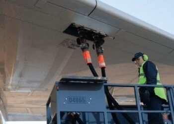 Para atrair empresas de aviação a Goiás, Caiado assina redução do ICMS do querosene