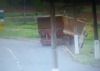 Parado durante abordagem, caminhão sem motorista tomba na BR-050, em Catalão