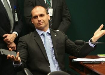 Partidos de oposição preparam pedido de cassação de Eduardo Bolsonaro na Câmara