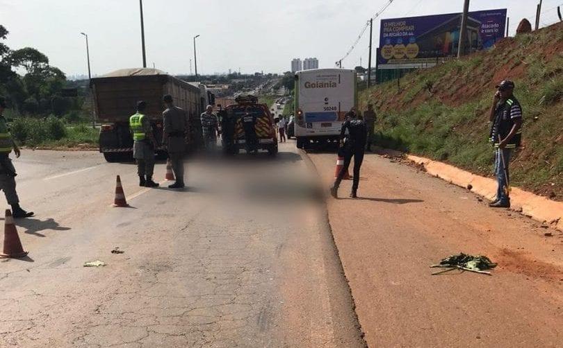 Pedestre morre após ser atropelado transporte coletivo na GO-070, em Goiânia