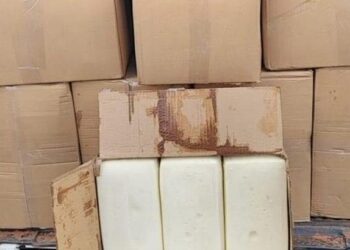 PM apreende 600 quilos de queijo em carroceria de caminhonete, em Itaguaru 