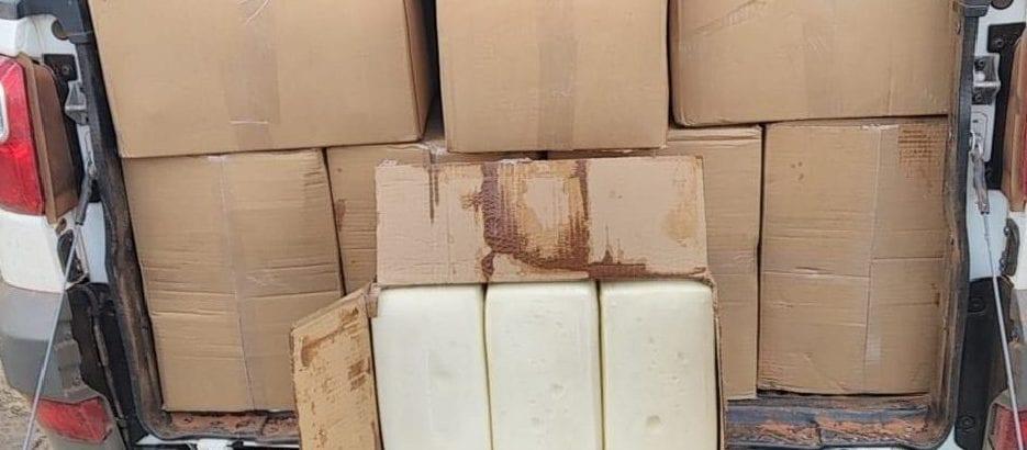 PM apreende 600 quilos de queijo em carroceria de caminhonete, em Itaguaru 