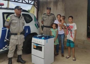 Polícia Militar doa fogão e alimentos para família carente, em Senador Canedo