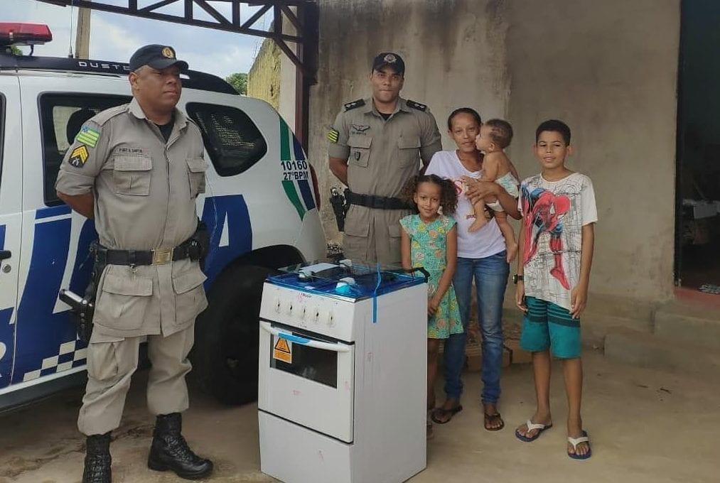 Polícia Militar doa fogão e alimentos para família carente, em Senador Canedo