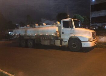 Polícia recupera caminhão roubado com carga de 15 mil litros de óleo, em Goiás