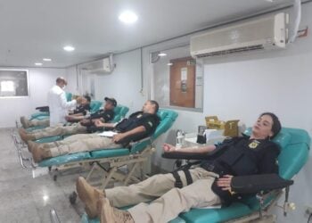 Policiais fazem doação de sangue para crianças com câncer, em Goiânia
