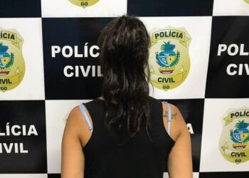 Presa mulher suspeita de traficar drogas próximo a cemitério, em Morrinhos