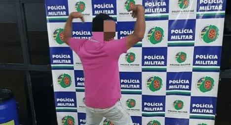 Preso por dirigir bêbado, motorista faz pose para foto na delegacia de Anápolis