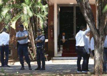 Representantes de Guaidó tomam controle de embaixada da Venezuela no Brasil
