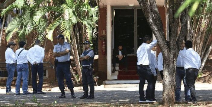 Representantes de Guaidó tomam controle de embaixada da Venezuela no Brasil