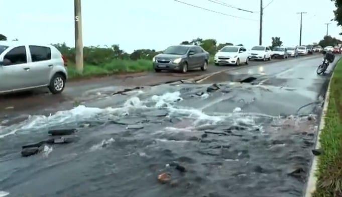Vazamento de água em asfalto causa transtornos no Conjunto Vera Cruz, em Goiânia