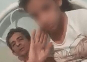 Vídeo em que pai aparece espancando filhas viraliza e gera revolta