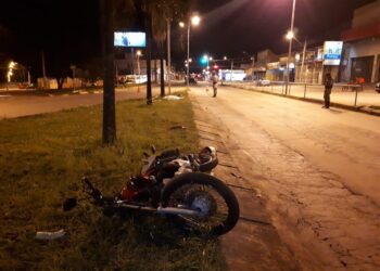 Acidente com motocicleta deixa um morto e outro em estado grave, em Goiânia