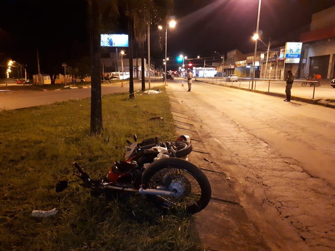 Acidente com motocicleta deixa um morto e outro em estado grave, em Goiânia